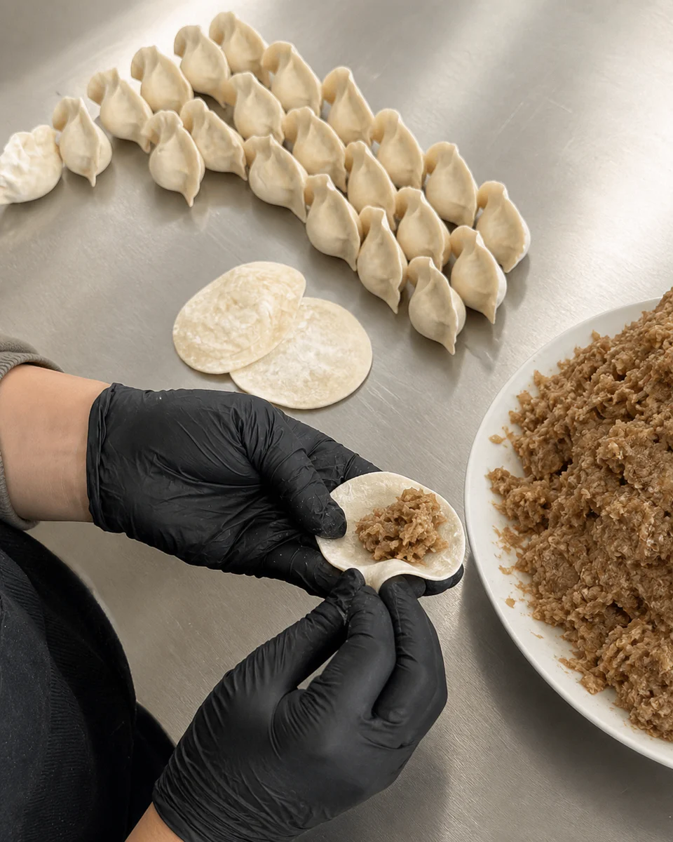 Preparazione manuale dei ravioli di Mo & Ravioli