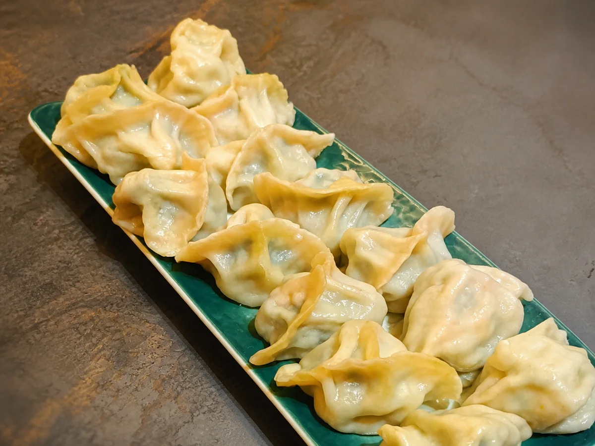 Ravioli al vapore su un piatto verde